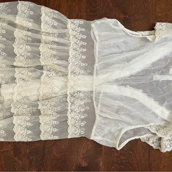 Retro Adiva Sheer Lace Top in Cream and White in PL (small) - Picture 3 of 3